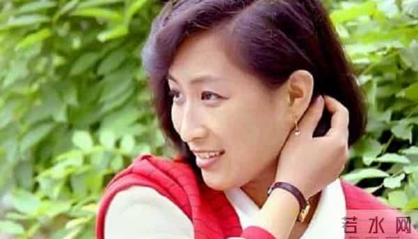 上海歌手沈小岑:定居西班牙,和英国老公很甜蜜,68岁瘦到快脱相