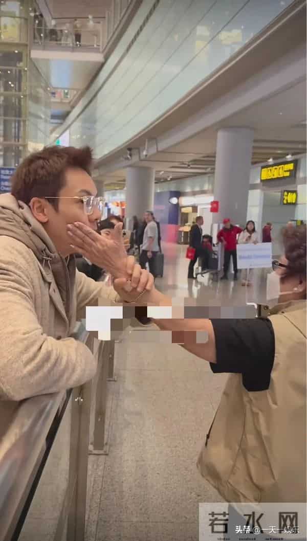 陈伟霆妈妈专程飞北京 看孙子儿媳 何穗穿情侣装 为迎接婆婆首晒美照