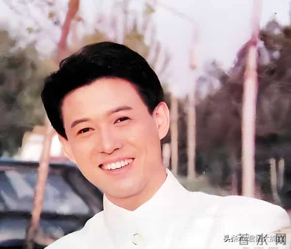 央视一哥和董卿同居6年分手,51岁二婚再娶娇妻,如今60岁大变样