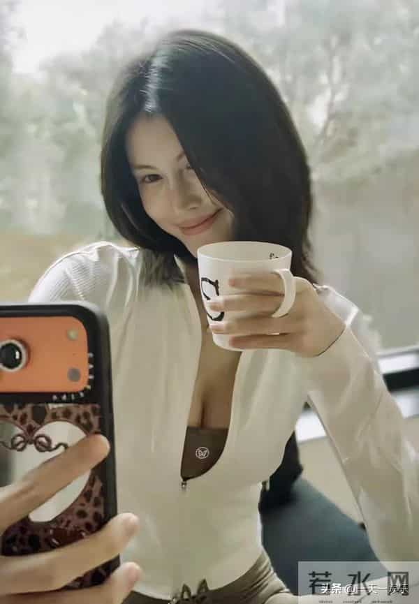 陈伟霆妈妈专程飞北京 看孙子儿媳 何穗穿情侣装 为迎接婆婆首晒美照