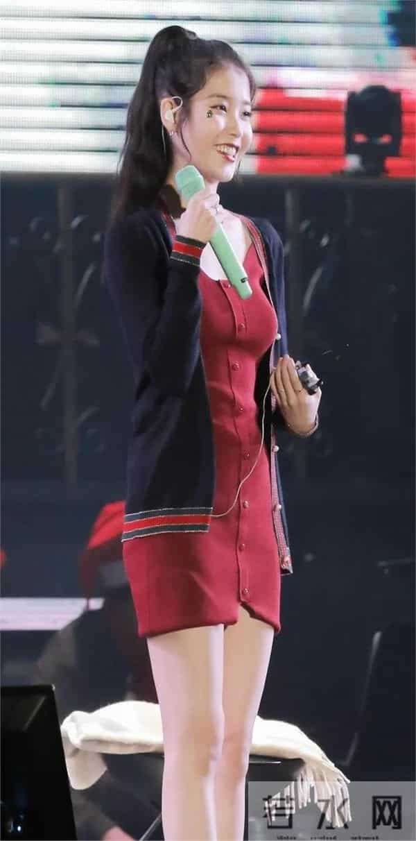 iu李知恩也有丰满风韵的时刻，这个衣服真挺漂亮