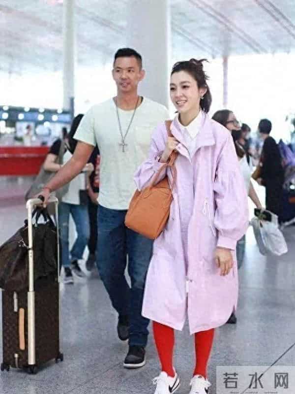 范玮琪这身看不懂:十万的包,也挡不住红秋裤的廉价感