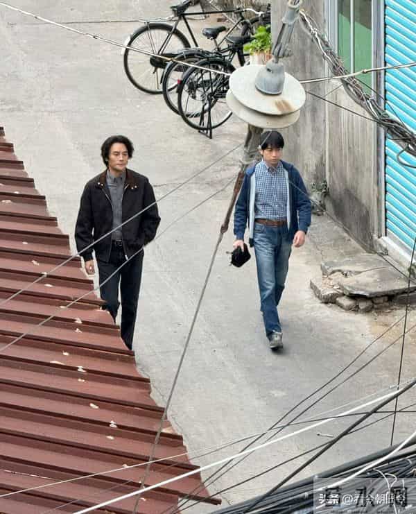 42岁王凯坐豪车现身福建农村,他变化好大,身材暴瘦,脸颊凹陷。