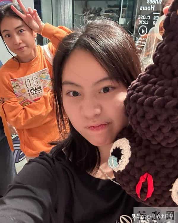 甘比和情敌在较劲，给17岁女儿生日过于低调了！