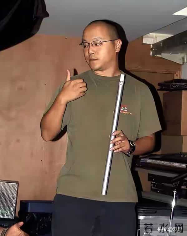 王菲没想到,自己56岁的前夫如今隐居阿那亚,把生活过成了一首诗