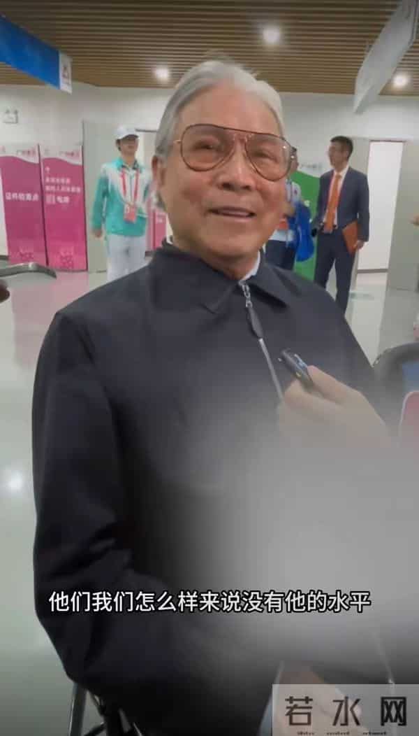 79岁霍震霆 身子硬朗精神饱满，受采访提到儿媳郭晶晶笑得合不拢嘴