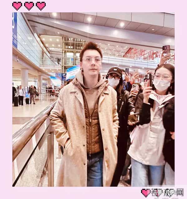 何穗晒产后照片,事业线傲人,引热议,陈伟霆妈妈抵达北京探望!