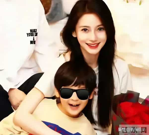 黄晓明一家4口参加生日宴!小海绵被奶奶搂在怀中,长腿溢出屏幕