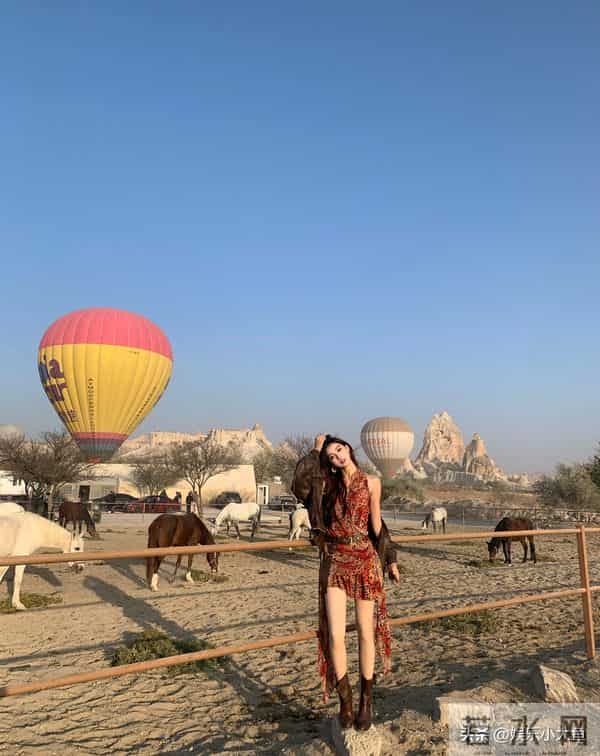 主持人金佳悦晒土耳其旅游美照，穿挂脖裙大秀美腿，杨柳细腰好辣