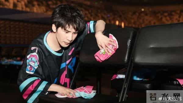 男星大张伟自曝在欧洲遭砸车盗窃：能够着的全偷走了，以为节目组整蛊；调监控要花约4.1万元，报警后当地警方根本不当回事