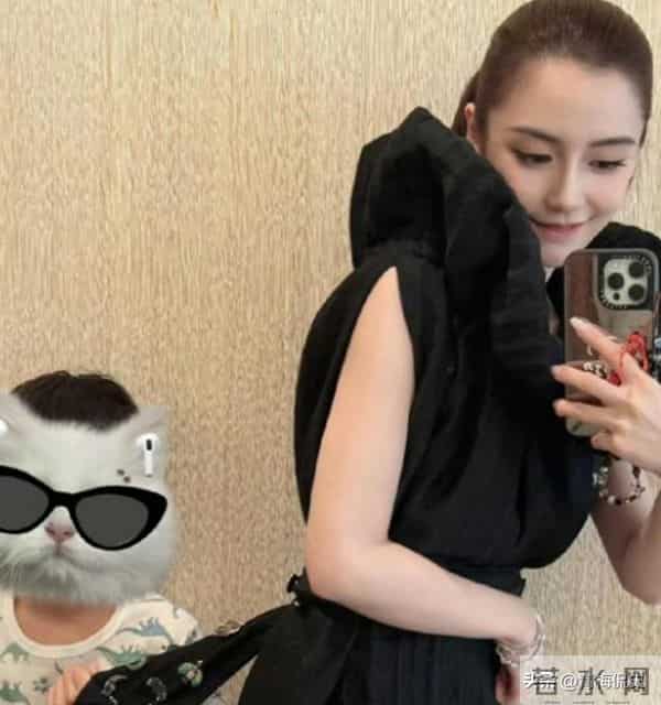 黄晓明一家4口参加生日宴!小海绵被奶奶搂在怀中,长腿溢出屏幕