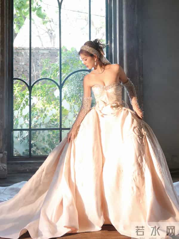 白鹿不要这么考验大家的定力!最近好爱穿抹胸裙啊