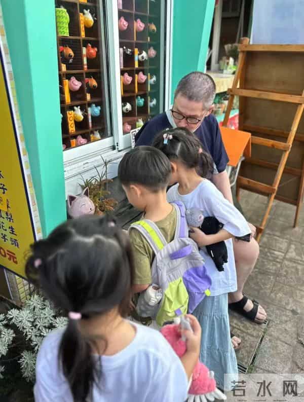 郭爸爸晒自拍，老了但精神足不像癌症患者，郭碧婷带孩子陪伴左右