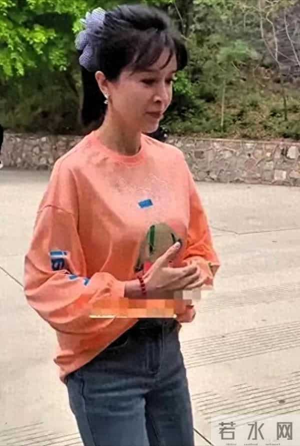 50岁金巧巧被偶遇,网友吐槽:奶奶的脸,孙女的头型,少女的身材