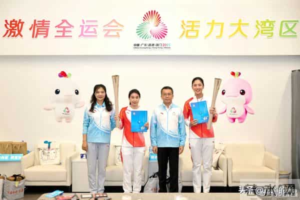 霍震霆称郭晶晶全运会火炬手没有告诉自己 一提儿媳就笑得合不拢嘴