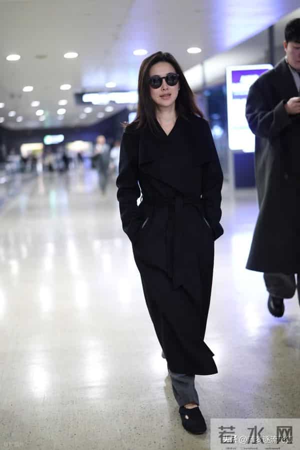 朱珠现身上海机场,身穿黑色大衣酷飒十足