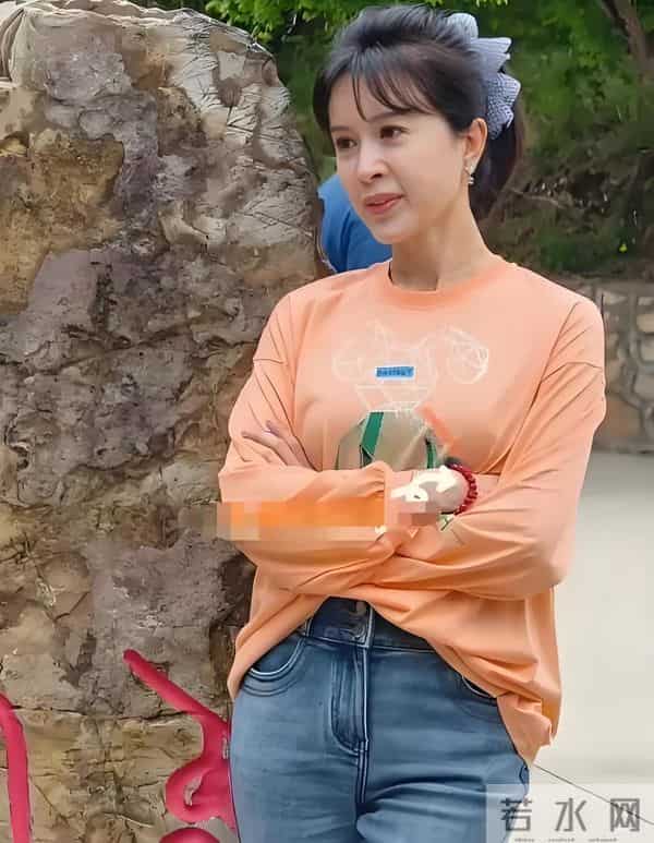 50岁金巧巧被偶遇,网友锐评:奶奶的脸,孙女的头型,少女的身材