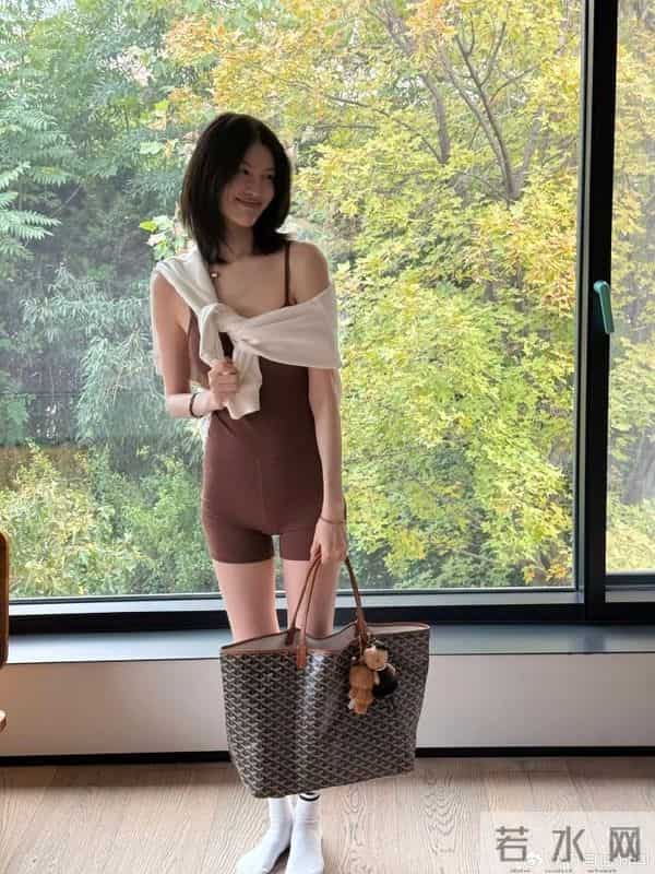 冲上热搜!何穗官宣生子后首晒照