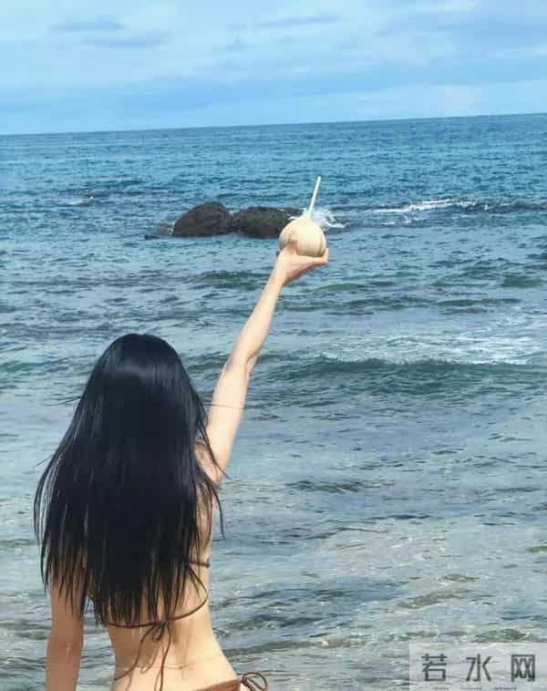 张俪海边游艇泳衣写真,这身材没话说