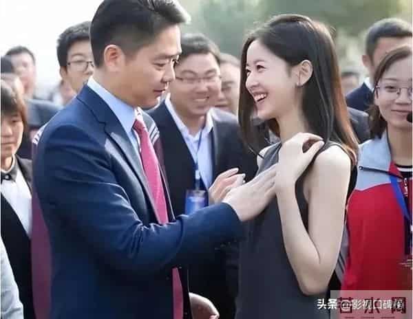 章泽天现身日本机场,休闲打扮,刘强东幽默地说:把我拍好看一点