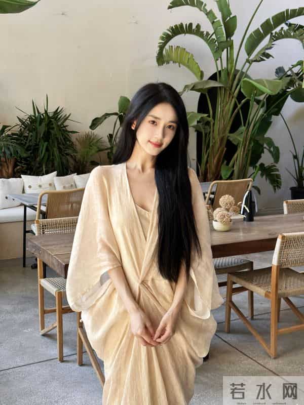 潘敏度假穿比基尼泡温泉,这真养眼