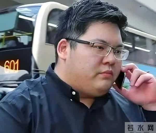 向佑彻底没救了!现身南昌酒吧,新交的女友又胖又颓,烟酒不离手