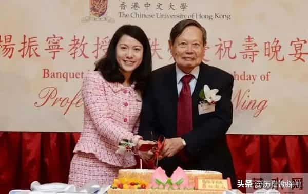 这是翁帆和杨振宁领证留影,弟弟、弟媳陪同,杨振宁一脸不好意思