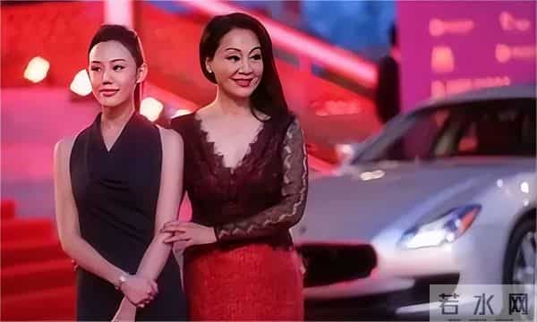 她是影后女儿、央视名嘴儿媳,为何却选择在直播间带娃刷流量?