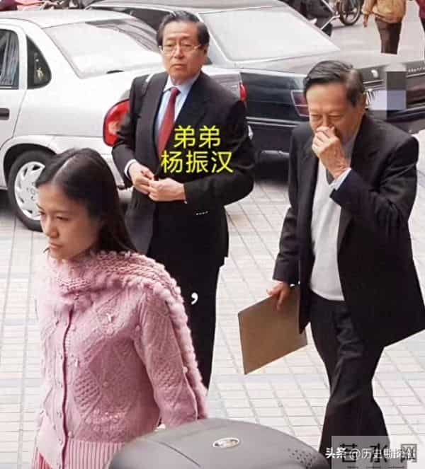 这是翁帆和杨振宁领证留影，弟弟、弟媳陪同，杨振宁一脸不好意思