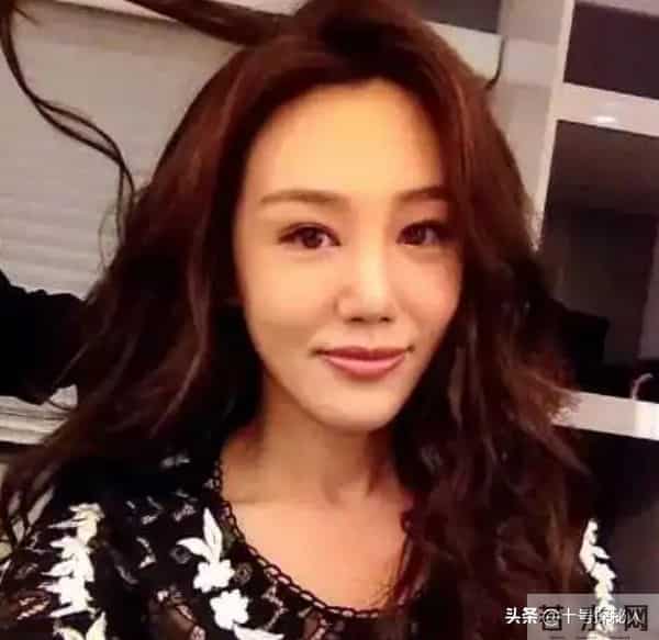 母亲是影后,丈夫是著名演员,公公是央视名嘴,34岁的她却当网红