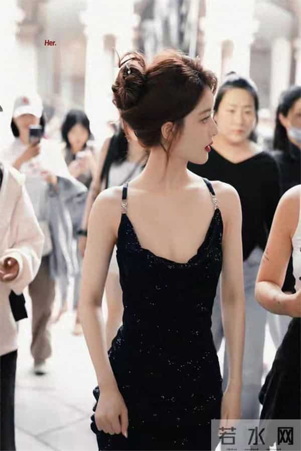 27岁赵露思太丰满，黑色紧身裙都兜不住好身材，难怪直男都喜欢她