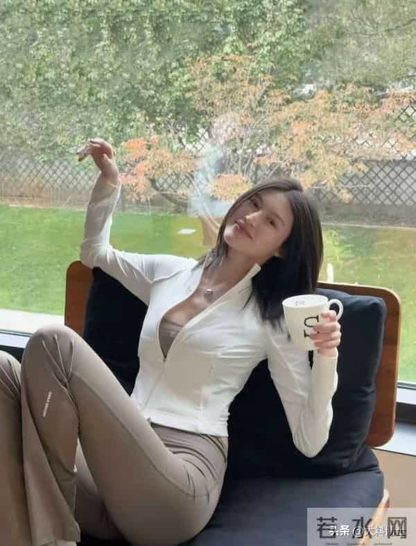 陈伟霆爱人北京豪宅晒照,何穗产后腰细身瘦,陈妈妈来京看孙子