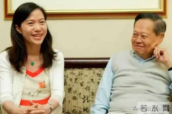 这是翁帆和杨振宁领证留影,弟弟、弟媳陪同,杨振宁一脸不好意思