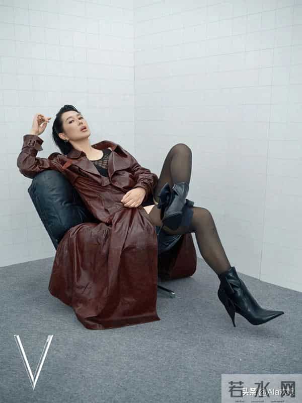 余男，黑丝美腿