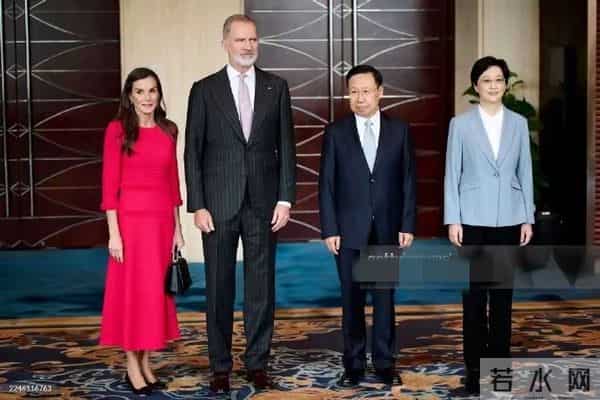 西班牙王后穿红裙游玩成都望江楼,51岁气场依旧惊艳,优雅迷人