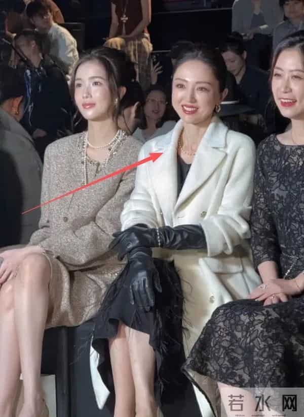 董璇大聊婚后生活，回应67元婚礼餐标，上几千个热搜乐的合不拢嘴