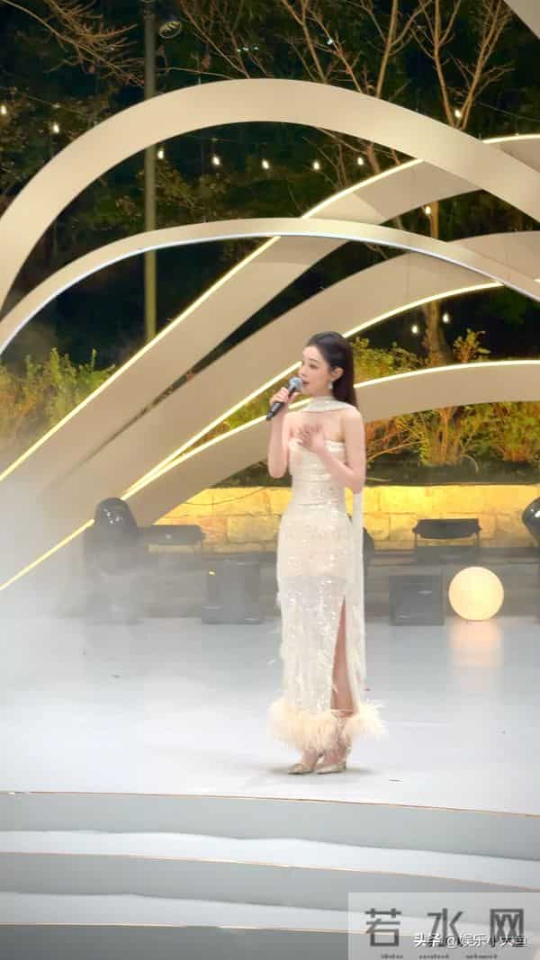 宋轶最新活动照,一袭白色薄纱羽毛裙,布灵布灵的,美得不可方物