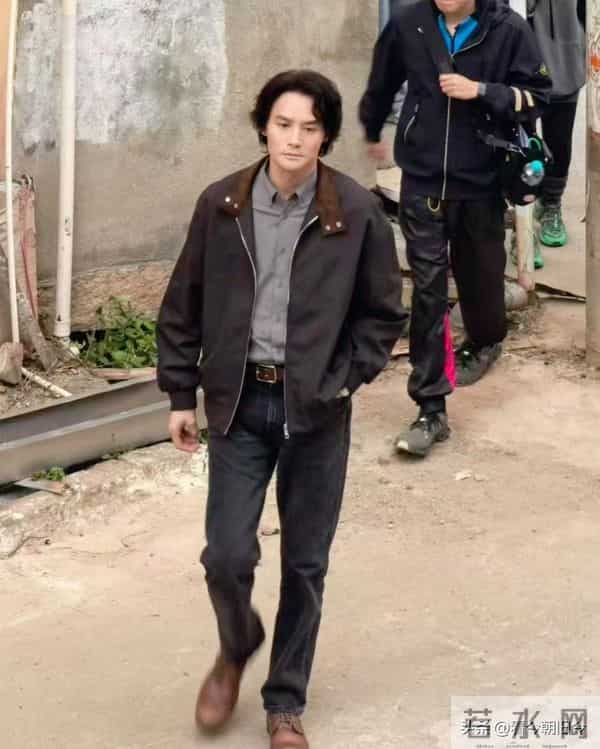 42岁王凯坐豪车现身福建农村,他变化好大,身材暴瘦,脸颊凹陷。