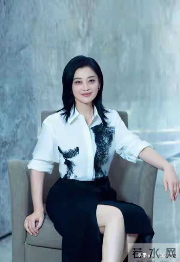 50岁梅婷新剪了波波头年轻25岁,穿毛衣+阔腿裤,美得像换了个人