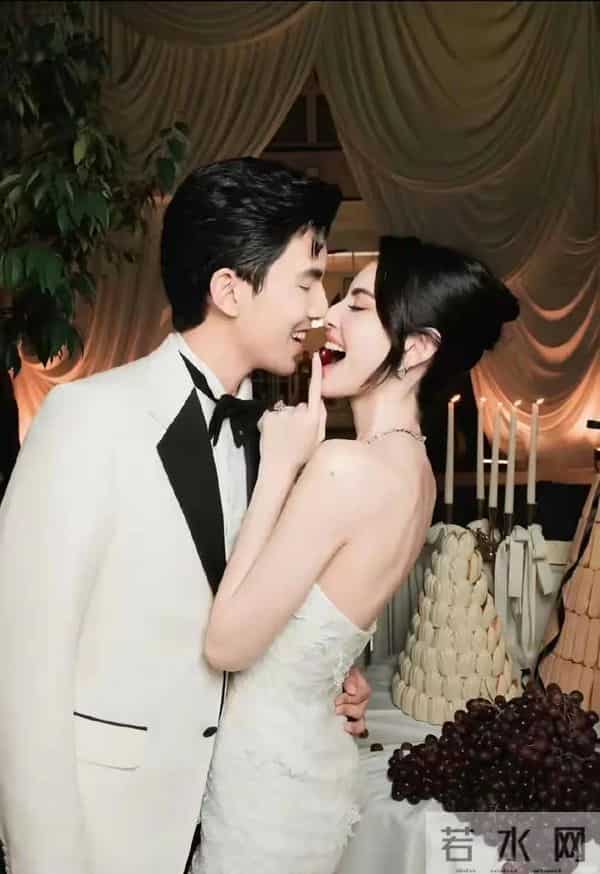 泰星Mai婚礼在私人豪宅举办,低调温馨,宾客20多人,花童是小狗