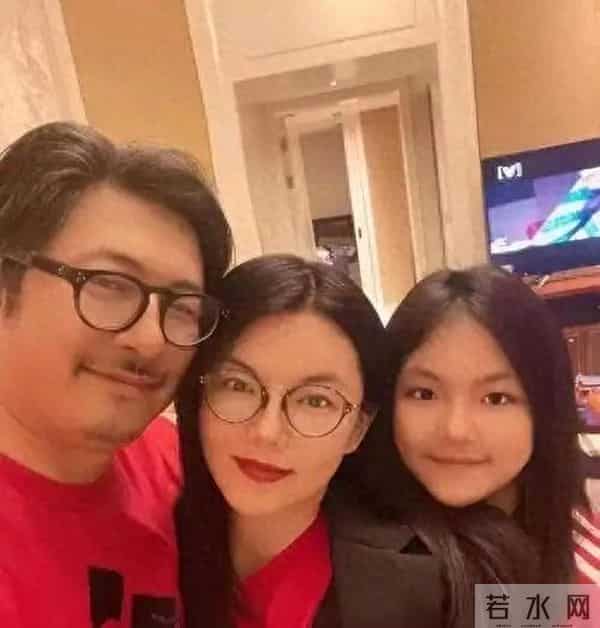 16岁王诗龄晒留学日常,住宿舍周末还在学习,瘦下来五官好像李湘