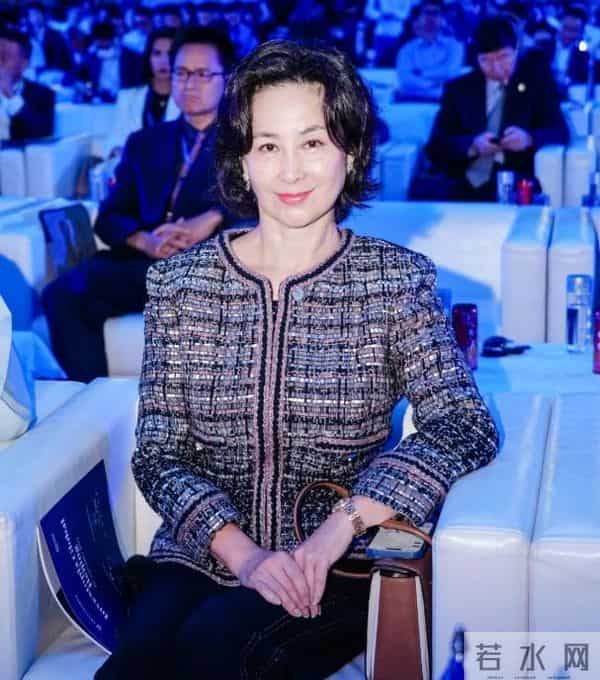 赌王四太梁安琪近况,皮松肉垮骨头突出,马来街头戴礼帽吃路边摊