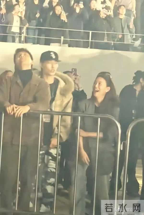 陈伟霆蹲苏州看霆锋演唱会!侧颜逆天,霍汶希犯花痴!