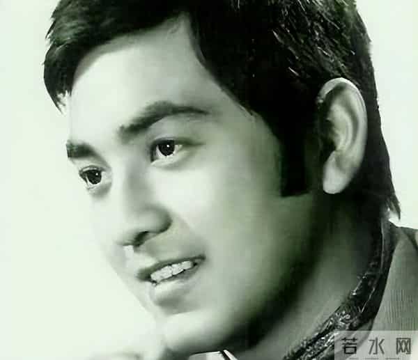 42岁结婚6年后回归单身,在97岁母亲面前,她仍是爱唱歌的小女孩