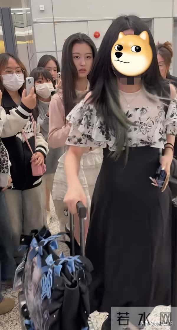 16岁裴佳欣现身机场被偶遇，粉上衣配白短裙，好清纯好可爱