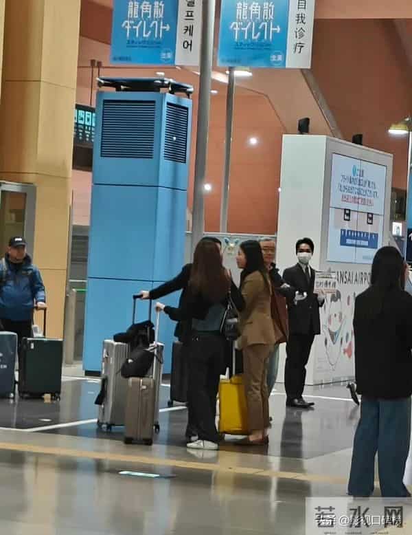 章泽天现身日本机场,休闲打扮,刘强东幽默地说:把我拍好看一点