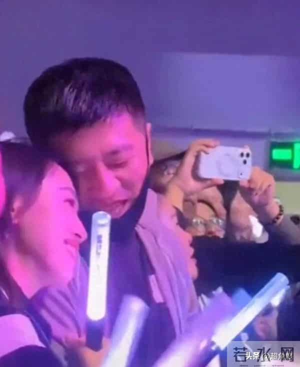 张雪峰回应带女子看演唱会：真有事还能戴着戒指直播？闲得慌