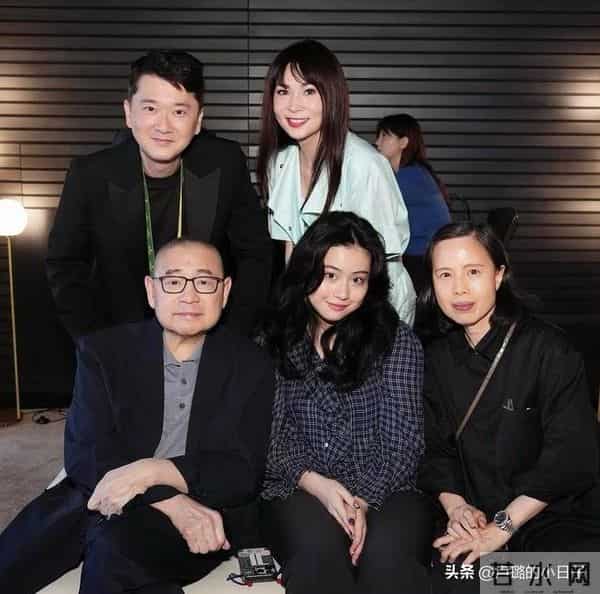 甘比和情敌在较劲，给17岁女儿生日过于低调了！