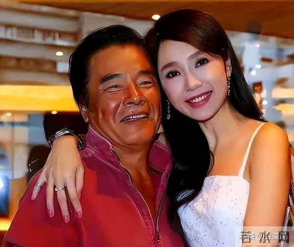 他与6个老婆共处一室，每人每月7万零花钱，71岁又娶了50岁妻子