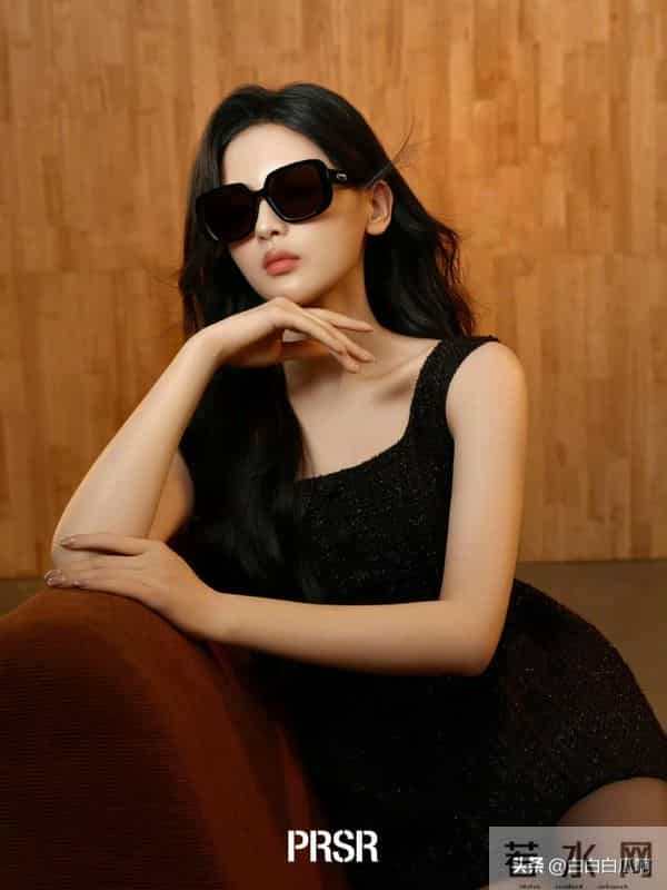 杨超越最新广告宣传照，黑丝妈妈级别！